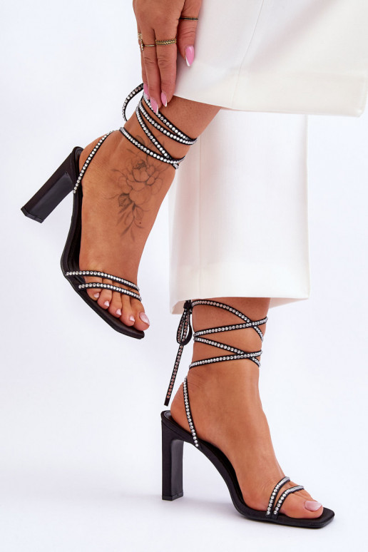 Sandales élégantes à lacets avec rivets de couleur noire Nessy
