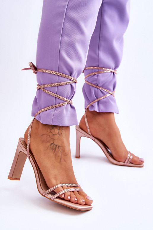 Sandales élégantes à lacets et rivets Nude Nessy