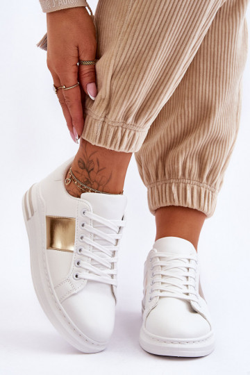 Klassisches Modell von Sportschuhen in weiß-goldener Farbe Follow Me