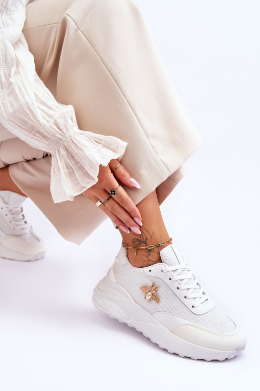 Glänzende Sportschuhe mit Ornamenten in der weißen Farbe Seneca