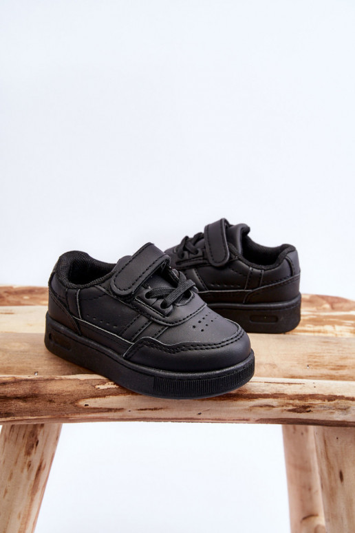 Kindersportschoenen van het klassieke model in de zwarte kleur Marlin Kindersportschoenen van het klassieke model in de zwarte kleur Marlin