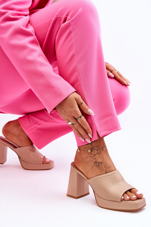 Lederhausschuhe mit Absätzen beige Livesa Lederhausschuhe mit Absätzen beige Livesa