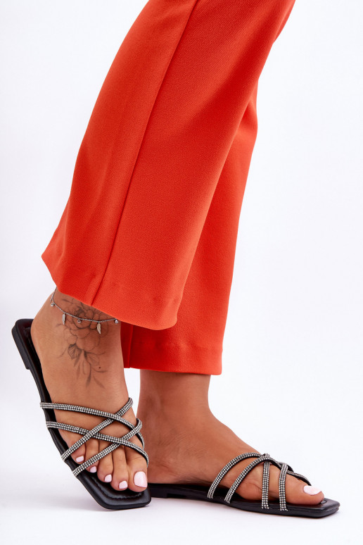 Hausschuhe mit Riemen in schwarzer Farbe Leomi