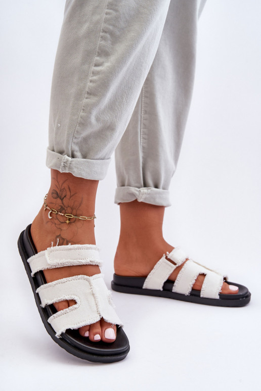 Chaussons à fermetures adhésives de couleur blanche Lamirose