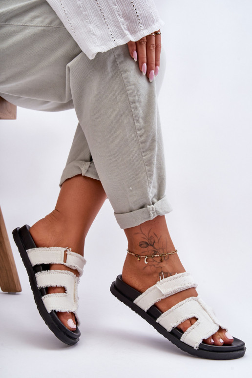 Hausschuhe mit Klebeverschlüssen in der weißen Farbe Lamirose