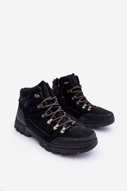 Wanderstiefel sind mit schwarzem Cowder gewärmt Wanderstiefel sind mit schwarzem Cowder gewärmt