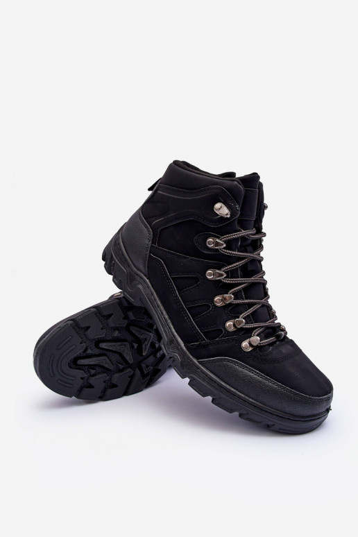 Wanderstiefel sind mit schwarzem Cowder gewärmt Wanderstiefel sind mit schwarzem Cowder gewärmt