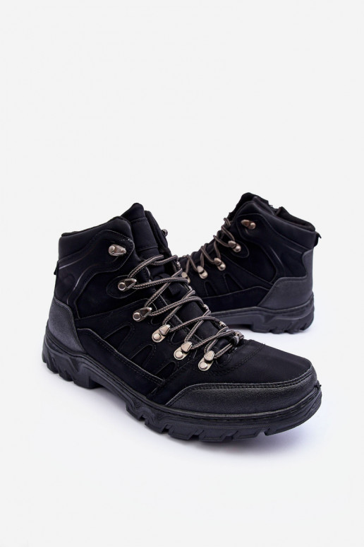 Wanderstiefel sind mit schwarzem Cowder gewärmt Wanderstiefel sind mit schwarzem Cowder gewärmt