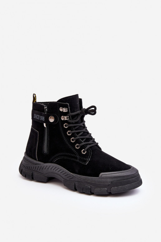 Gewärmte Damenstiefel aus Wildleder in der Farbe Schwarz von Jailina Gewärmte Damenstiefel aus Wildleder in der Farbe Schwarz von Jailina