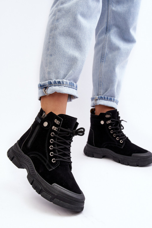 Gewärmte Damenstiefel aus Wildleder in der Farbe Schwarz von Jailina Gewärmte Damenstiefel aus Wildleder in der Farbe Schwarz von Jailina