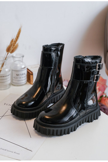 Kinderstiefel mit Lackeffekt und Schnallen in der Farbe Schwarz Chloraia