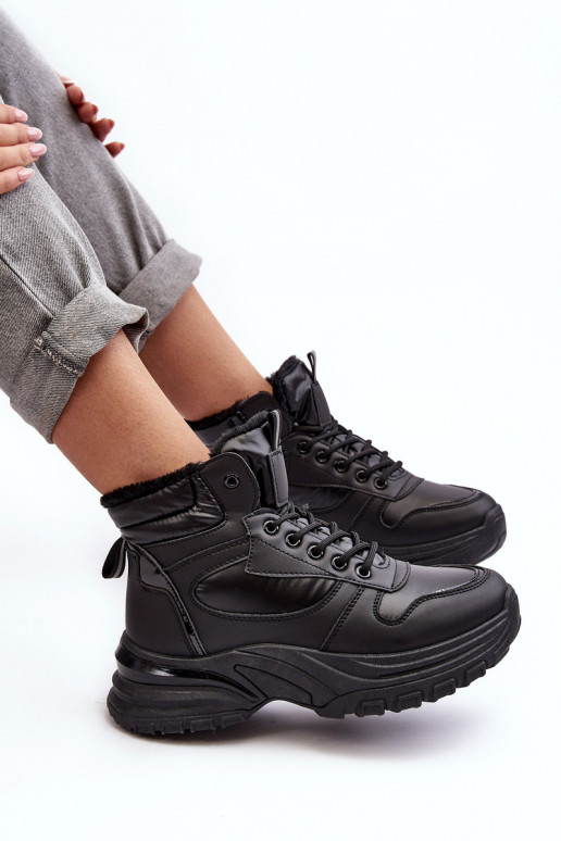 Gewärmte Sportschuhe mit Schnürsenkeln in der Farbe Schwarz von Dejana Gewärmte Sportschuhe mit Schnürsenkeln in der Farbe Schwarz von Dejana