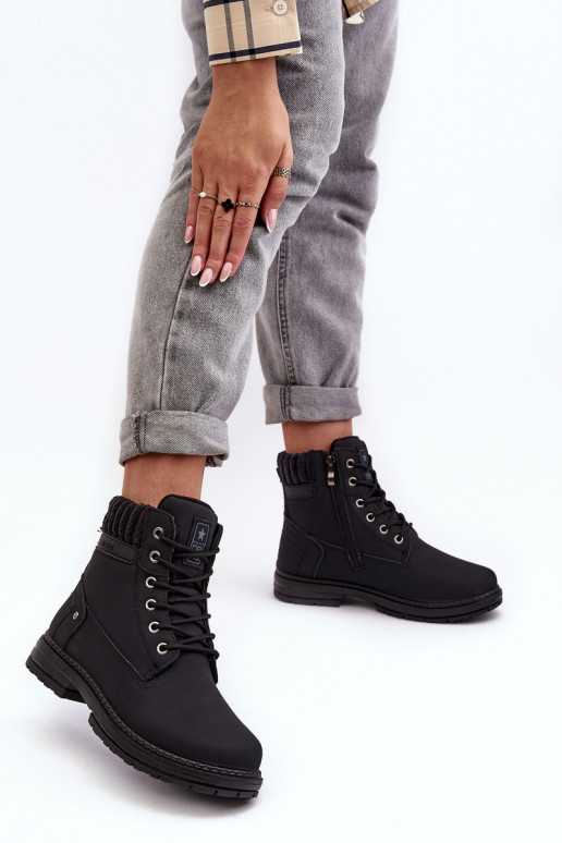 Die Stiefel sind in der schwarzen Farbe Katalis isoliert