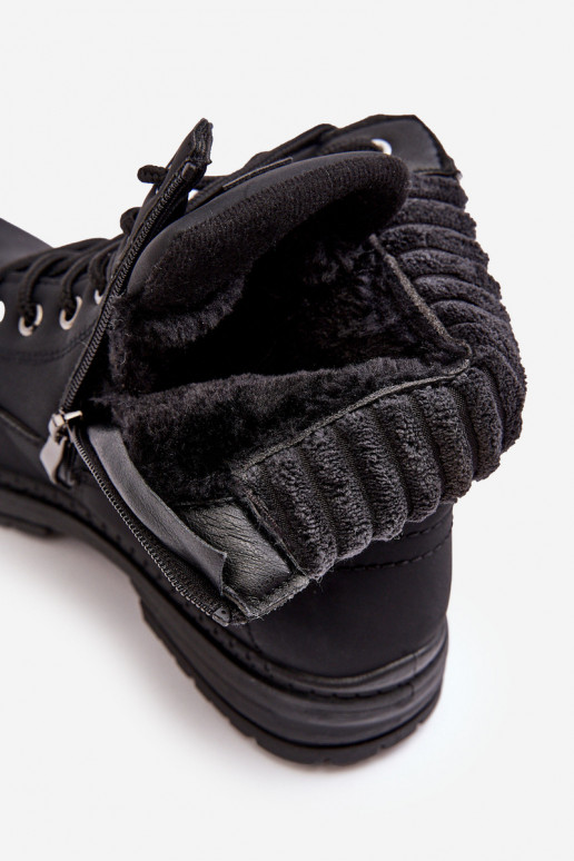 Die Stiefel sind in der schwarzen Farbe Katalis isoliert