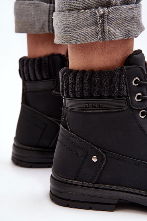 Die Stiefel sind in der schwarzen Farbe Katalis isoliert