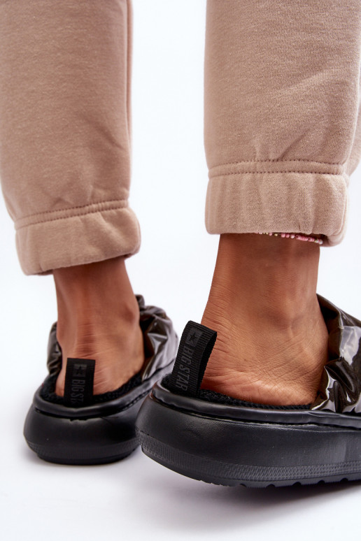 avec des pantoufles brillantes couleur noire Big Star MM274130