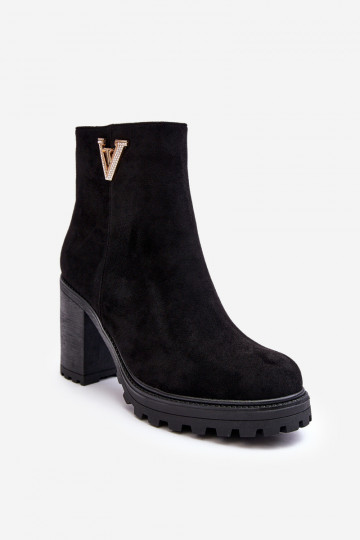 Bottines en daim avec ornements en noir Strong