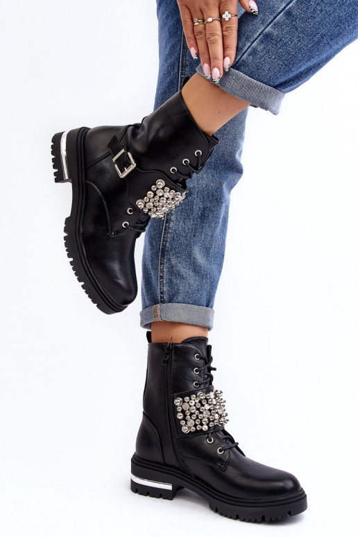 Beheizte Stiefel. Verziert in schwarzer Farbe. Lennen Beheizte Stiefel. Verziert in schwarzer Farbe. Lennen