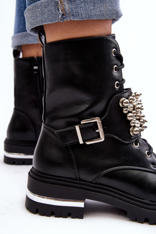 Beheizte Stiefel. Verziert in schwarzer Farbe. Lennen Beheizte Stiefel. Verziert in schwarzer Farbe. Lennen