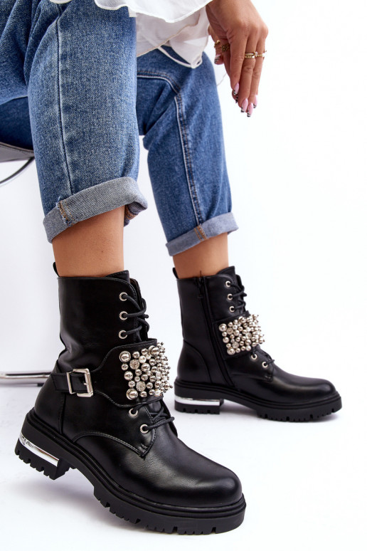 Beheizte Stiefel. Verziert in schwarzer Farbe. Lennen Beheizte Stiefel. Verziert in schwarzer Farbe. Lennen