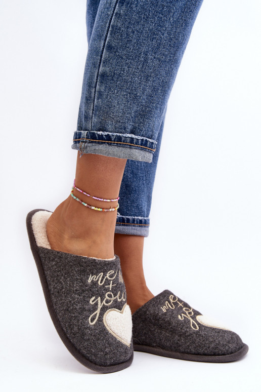 Mabira, een klassiek model, wordt opgewarmd door een stoer model in grijze kleur Mabira, een klassiek model, wordt opgewarmd door een stoer model in grijze kleur