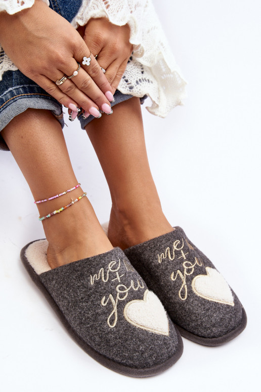 Mabira, un modèle classique, est réchauffée par un modèle audacieux de couleur grise Mabira, un modèle classique, est réchauffée par un modèle audacieux de couleur grise