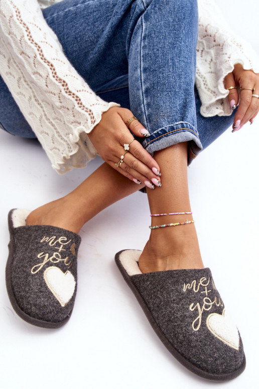 Mabira, ein klassisches Modell, wird durch ein kräftiges Modell in grauer Farbe aufgewärmt Mabira, ein klassisches Modell, wird durch ein kräftiges Modell in grauer Farbe aufgewärmt