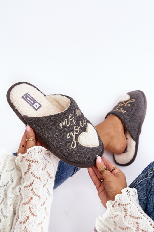 Mabira, un modèle classique, est réchauffée par un modèle audacieux de couleur grise Mabira, un modèle classique, est réchauffée par un modèle audacieux de couleur grise