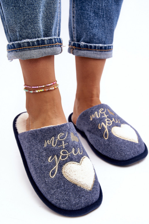 Mabira, un modèle classique, est réchauffée par un modèle audacieux de couleur bleue Mabira, un modèle classique, est réchauffée par un modèle audacieux de couleur bleue