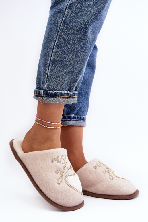 Chaussons modèle classique Couleur beige chaud Mabira du modèle résistant