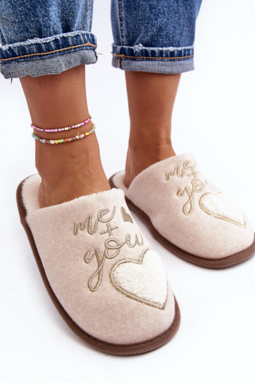 Chaussons modèle classique Couleur beige chaud Mabira du modèle résistant