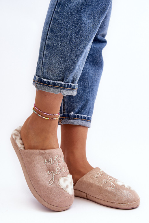 avec des pantoufles brillantes rose Geraja avec des pantoufles brillantes rose Geraja