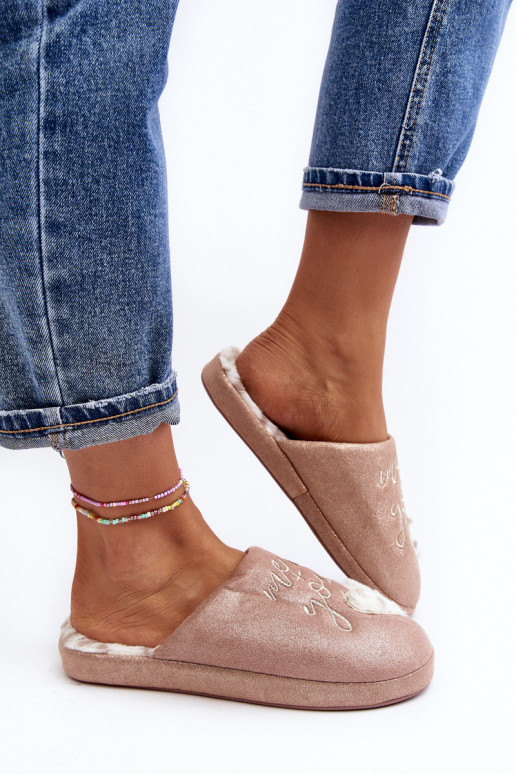 avec des pantoufles brillantes rose Geraja avec des pantoufles brillantes rose Geraja