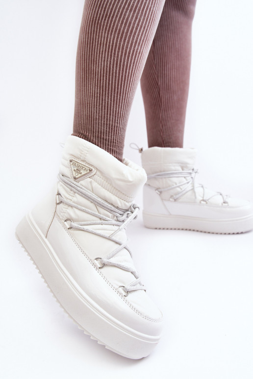 Schneestiefel mit Plateau und stilvollen Details in der weißen Farbe Fleure Schneestiefel mit Plateau und stilvollen Details in der weißen Farbe Fleure