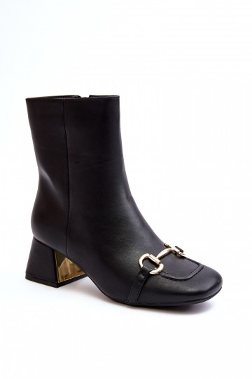 Stiefeletten mit Absatz und Ornamenten in Schwarz von Adinah