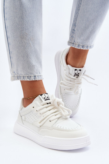 Sportliche Schuhe aus Kunstleder in Weiß Avanalis
