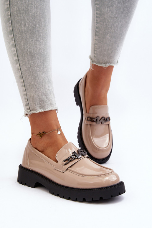 Mokassins mit Lackeffekt und breiten Absätzen in Beige von Ezoma