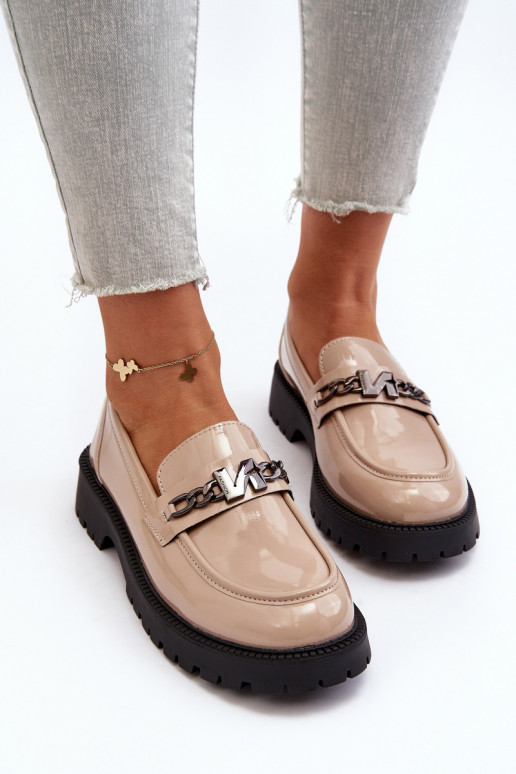 Mokassins mit Lackeffekt und breiten Absätzen in Beige von Ezoma