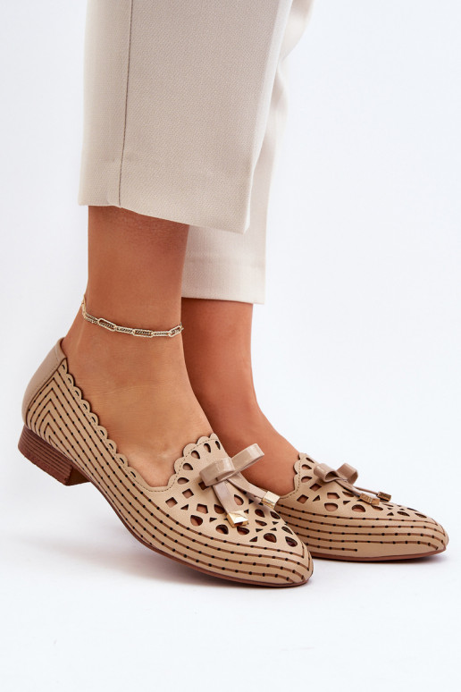 Durchbrochene Ballerinas mit Bändern beige Instabil