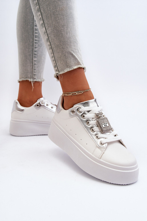 Sneakers model schoenen met ornamenten in witte kleur Celedria Sneakers model schoenen met ornamenten in witte kleur Celedria