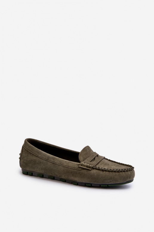 Klassisches Damen-Mokassin-Modell aus Wildleder in der Farbe Khaki von Glimris Klassisches Damen-Mokassin-Modell aus Wildleder in der Farbe Khaki von Glimris