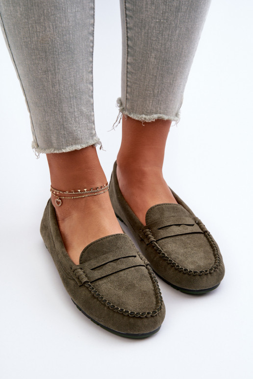 Klassisches Damen-Mokassin-Modell aus Wildleder in der Farbe Khaki von Glimris Klassisches Damen-Mokassin-Modell aus Wildleder in der Farbe Khaki von Glimris