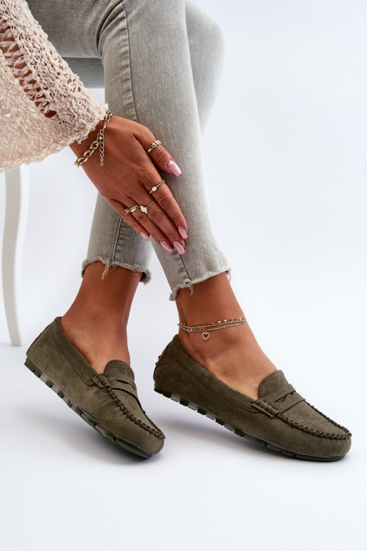 Klassisches Damen-Mokassin-Modell aus Wildleder in der Farbe Khaki von Glimris Klassisches Damen-Mokassin-Modell aus Wildleder in der Farbe Khaki von Glimris