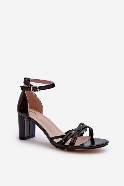Sandalen mit Absatz und Riemen in der Farbe Schwarz Enitia Sandalen mit Absatz und Riemen in der Farbe Schwarz Enitia