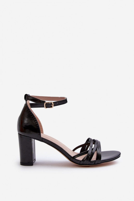 Sandalen mit Absatz und Riemen in der Farbe Schwarz Enitia Sandalen mit Absatz und Riemen in der Farbe Schwarz Enitia