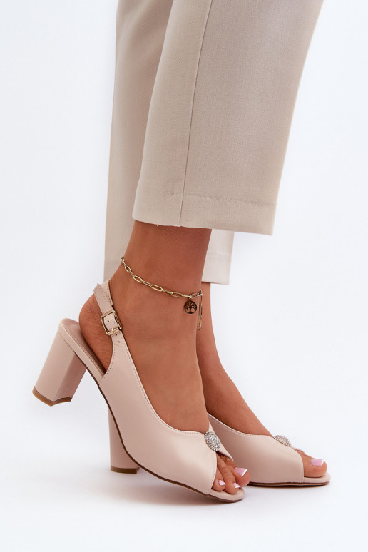 Sandale Trasea dans un style élégant avec des talons avec des ornements