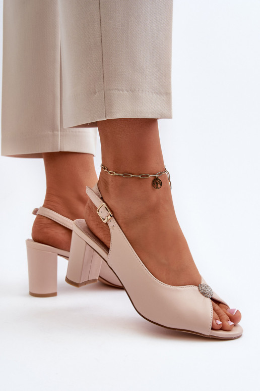 Sandale Trasea dans un style élégant avec des talons avec des ornements