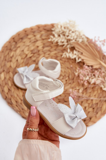 Kindersandalen mit Bändern und Klebeverschlüssen in der Farbe Weiß Wistala 2