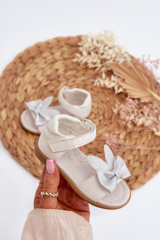 Kindersandalen mit Bändern und Klebeverschlüssen in der Farbe Weiß Wistala