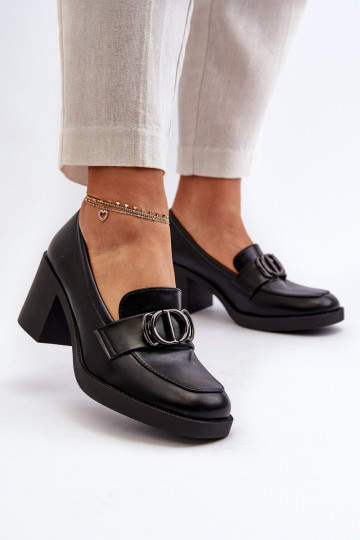 Absatzschuhe mit Ornamenten aus schwarzem Nedarea
